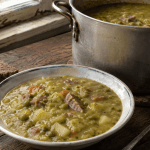 Erbsensuppe wie aus der Gulaschkanone im Topf und in der Schale serviert