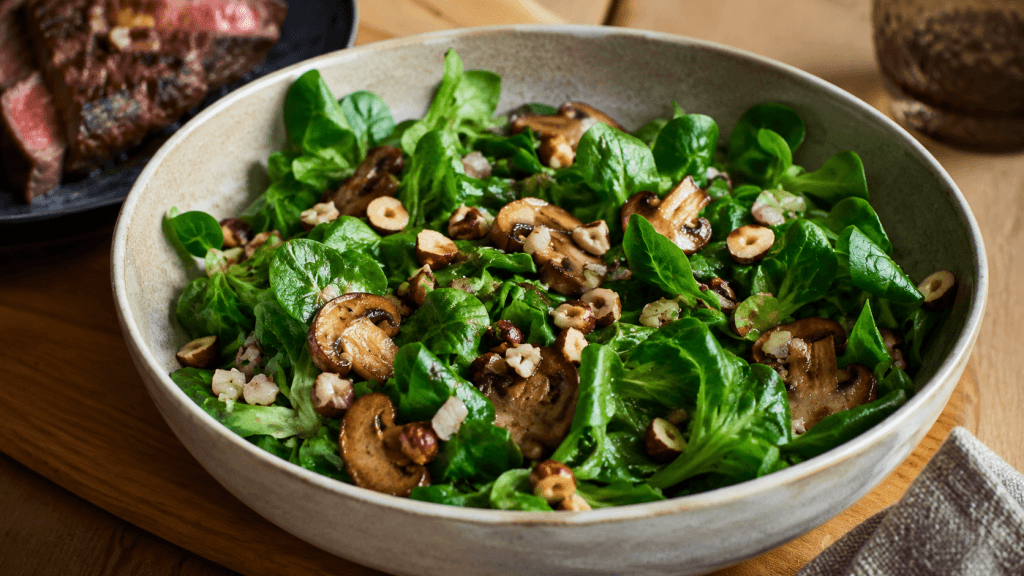 Feldsalat mit gebratenen Pilzen und gerösteten Haselnüssen