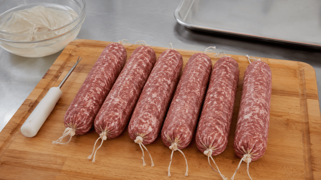 Gefüllte Salami-Därme für hausgemachte italienische Salami vor der Fermentation