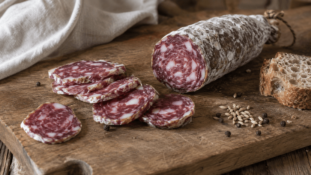 Italienische Salami selber machen: hausgemachte Salami auf Holzbrett