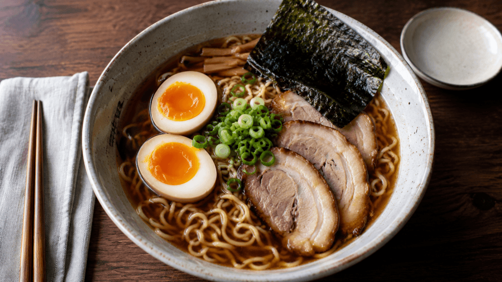 Klassischer Shoyu Ramen mit Ei, Chashu, Nori und Frühlingszwiebeln