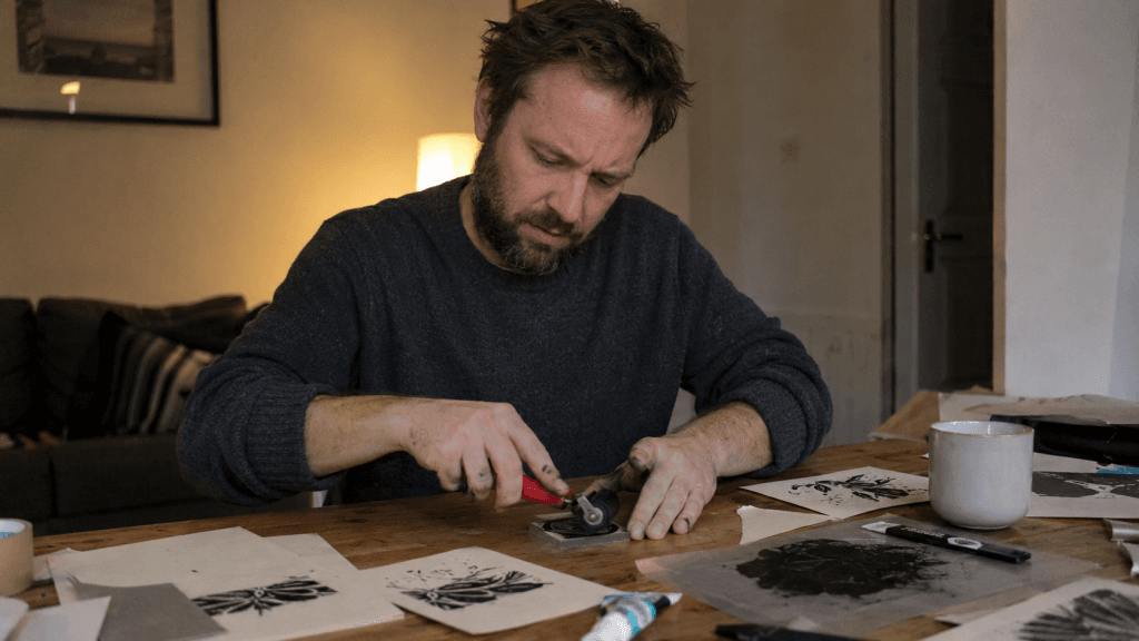 Frau versucht ein einfaches kreatives Hobby an einem Holztisch