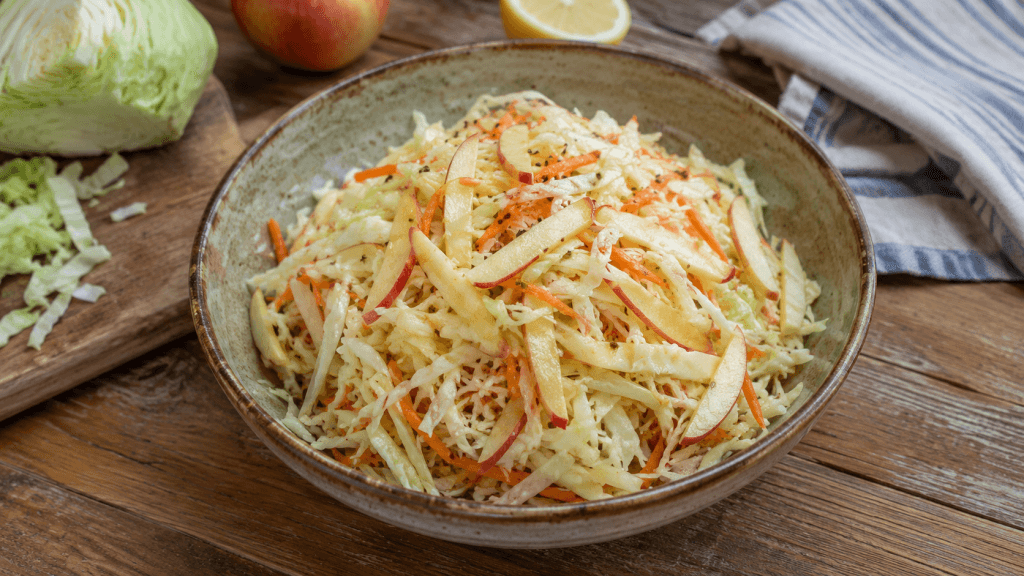 Krautsalat mit Apfel zum Steak mit Karotte und Zitronen-Dressing