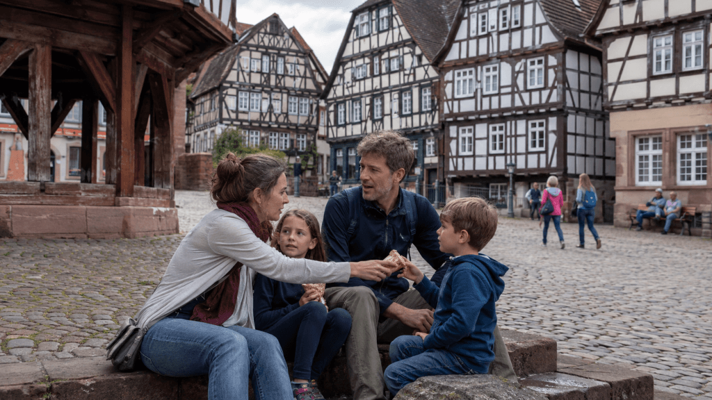 Michelstadt im Odenwald mit Kindern: Familie macht Pause in der Altstadt