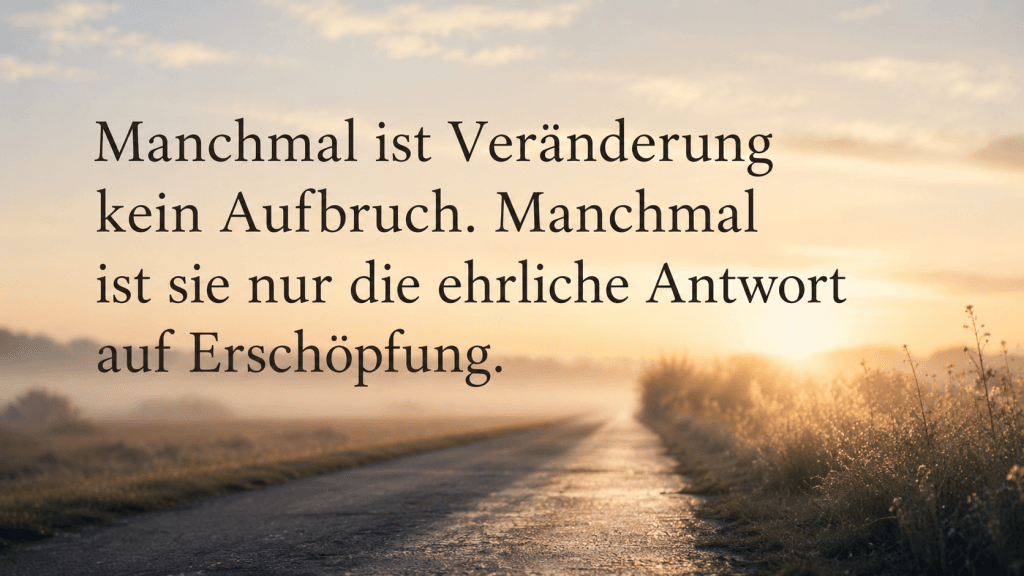 Zitatbild mit Straße im Morgenlicht über Motivation zur Veränderung und Erschöpfung im Alltag.