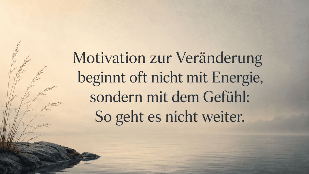 Zitatbild über Motivation zur Veränderung im Alltag auf ruhigem, nebligem Hintergrund.