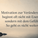 Zitatbild über Motivation zur Veränderung im Alltag auf ruhigem, nebligem Hintergrund.