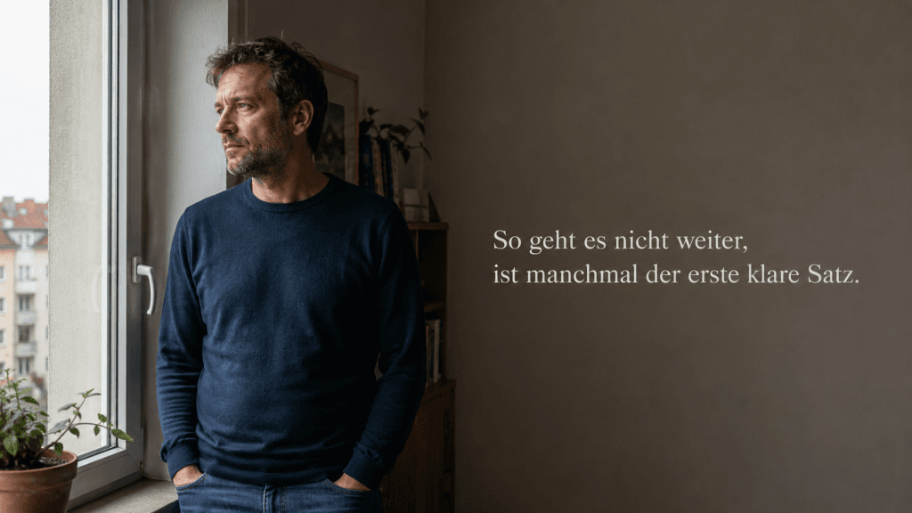 Mann am Fenster mit Zitat über Motivation zur Veränderung und den klaren Satz: So geht es nicht weiter.