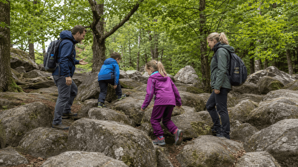 Familie wandert mit Kindern durch das Felsenmeer in Lautertal im Odenwald