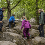 Familie wandert mit Kindern durch das Felsenmeer in Lautertal im Odenwald