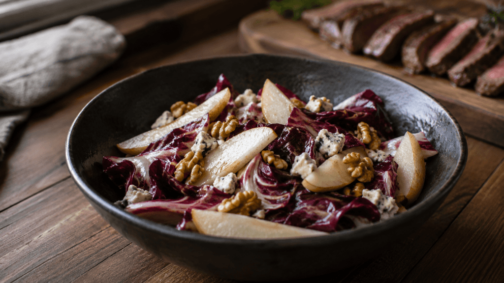 Radicchio-Birnen-Salat zum Steak mit Walnüssen und Blauschimmelkäse