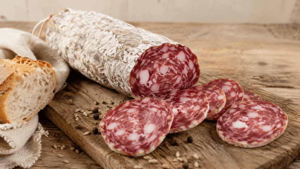 Italienische Salami selber machen mit hausgemachter Salami, Brot, Fenchel und Pfeffer auf einem