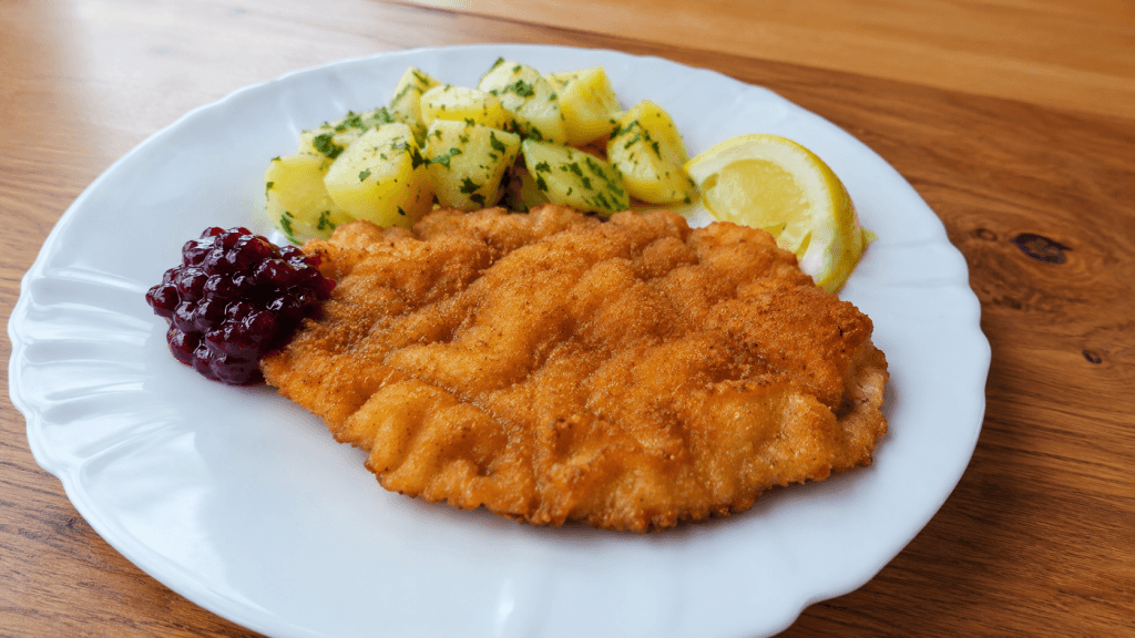 Knuspriges Schnitzel Wiener Art mit Petersilienkartoffeln