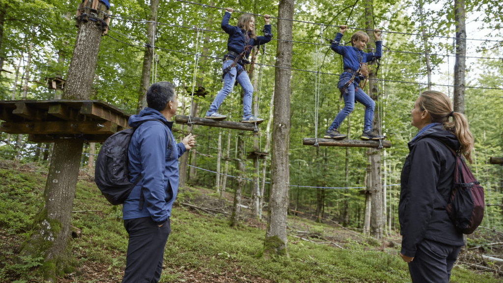 Kinder klettern gesichert im Kletterwald bei Wald-Michelbach