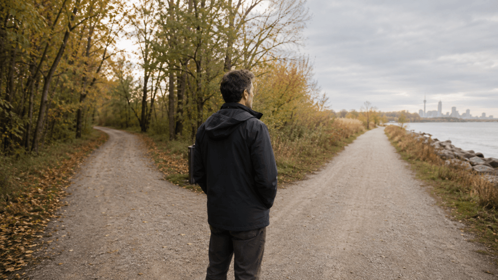 Mann steht an einer Weggabelung und denkt über den Weg oder das Ziel im Leben nach.