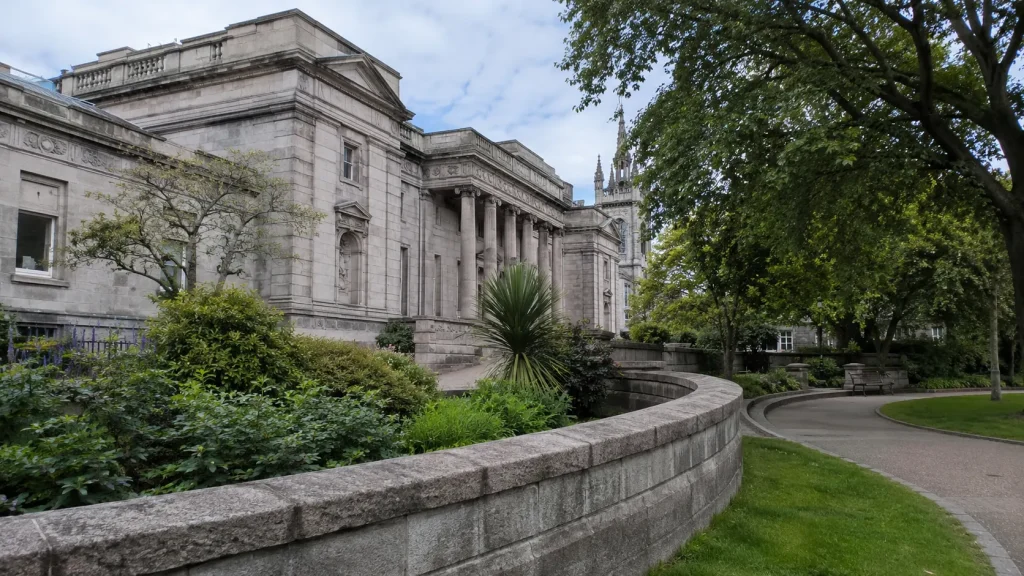 Grüner Stadtgarten neben der Aberdeen Art Gallery
