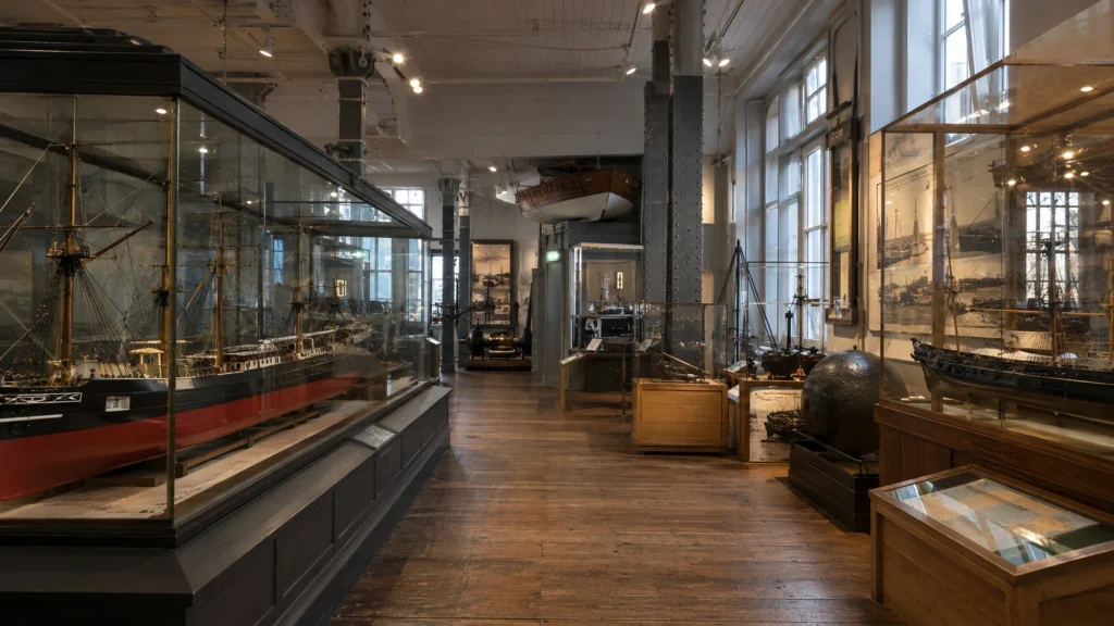 Ruhige Ausstellung im Aberdeen Maritime Museum mit historischen Schiffsmodellen