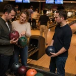 Bowlingkugel für Anfänger wählen: Freunde vergleichen Gewicht und Fingerlöcher