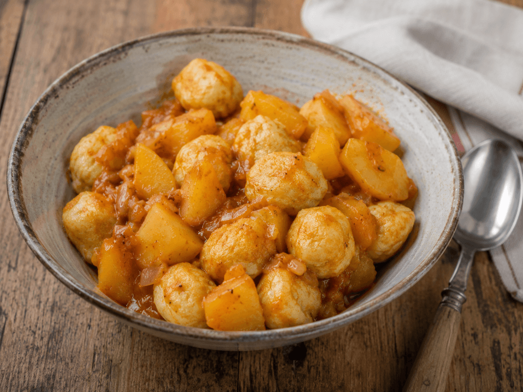 Donauschwaben Rezepte mit Krumbieren und Knedl, Kartoffeln und kleinen Knödeln in Paprikasauce