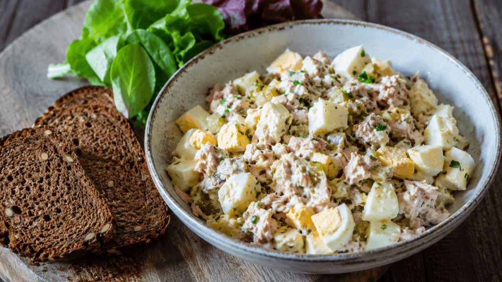 Proteinreicher Eiersalat mit Skyr, Thunfisch, Ei, Gurken und Roggenbrot