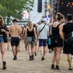 Freunde und Festivalbesucher gehen gemeinsam zum Musikbereich