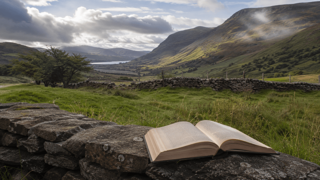 Offenes Buch vor irischer Landschaft mit grünen Hügeln und Steinmauern