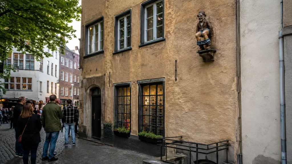 Kallendresser Figur an einer Fassade am Alter Markt in Köln