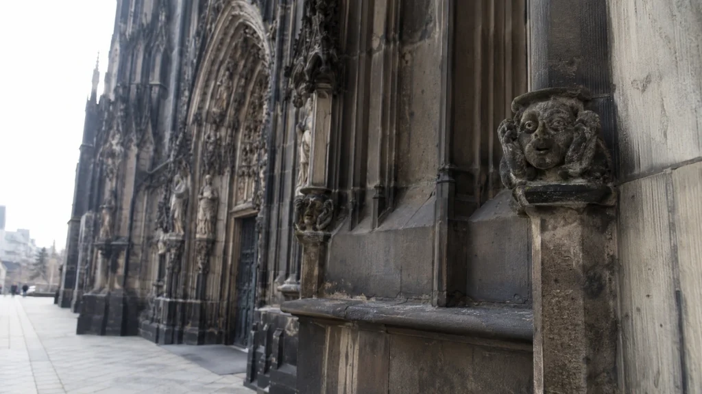Gotische Details am Kölner Dom aus der Nähe gesehen