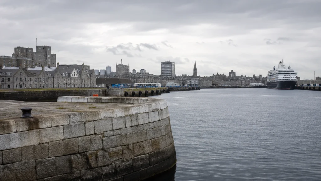 Kreuzfahrt-Stopp in Aberdeen mit ruhigem Hafenblick
