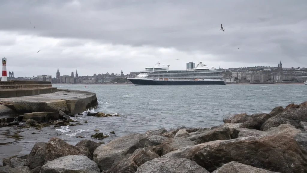 Blick von der Kueste auf ein Kreuzfahrtschiff vor Aberdeen
