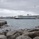 Blick von der Kueste auf ein Kreuzfahrtschiff vor Aberdeen