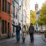 Drei Erwachsene bei einer lustigen Stadtführung Köln in der Altstadt