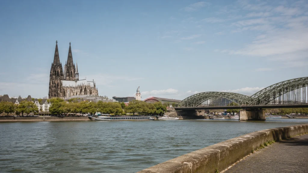 Kölner Dom, Hohenzollernbrücke und Rhein als Stationen einer lustigen Stadtführung Köln