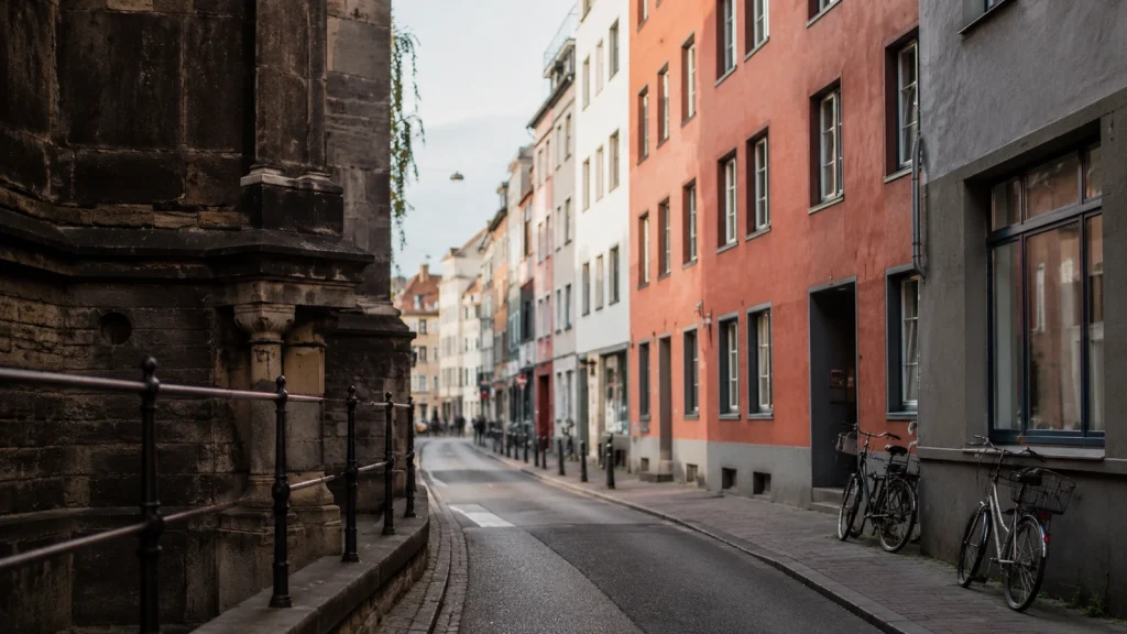 Ruhige Kölner Straße mit Fahrrädern und alten Fassaden