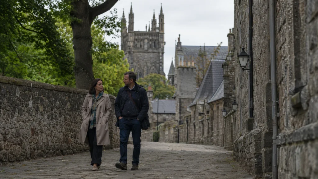 Zwei Reisende gehen durch eine alte Steingasse in Old Aberdeen