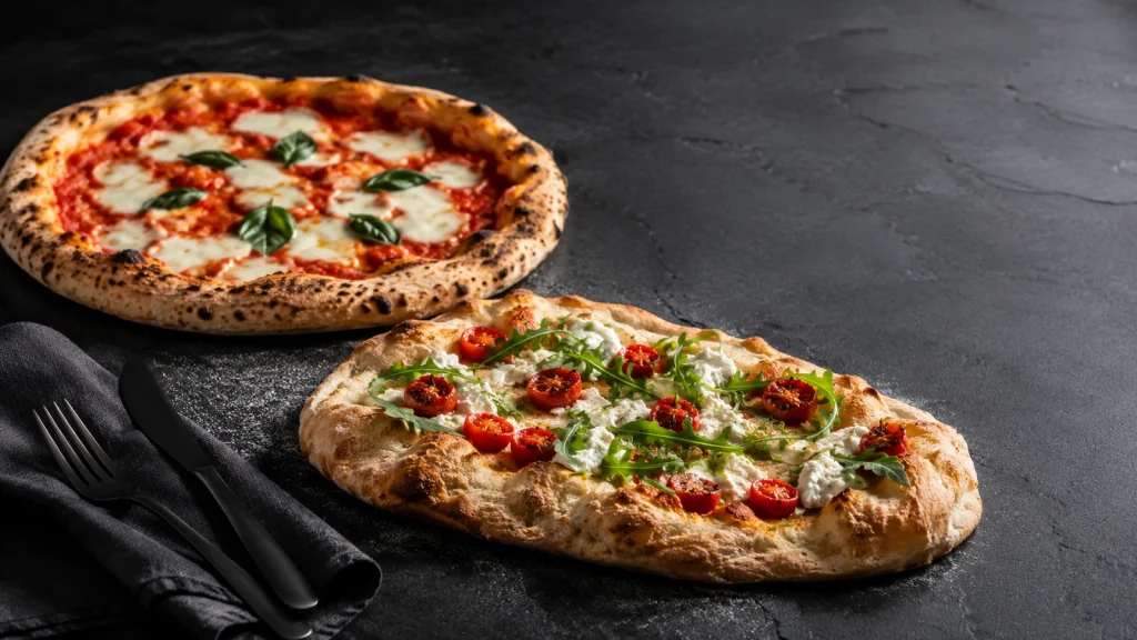 Dunkles Hero-Foto mit Pizza im Hintergrund und Pinsa im Vordergrund