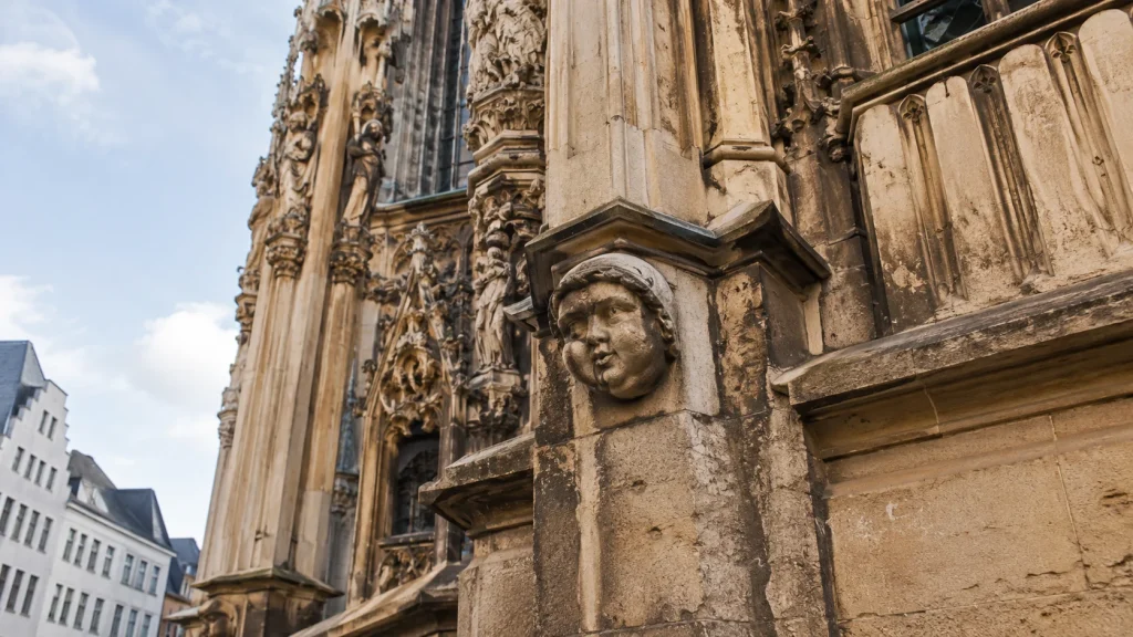 Grotesker Steinkopf an einer historischen Kölner Fassade
