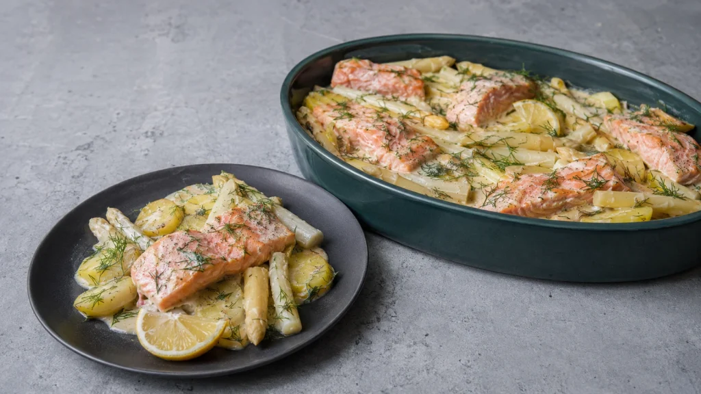 Spargel-Kartoffelgratin mit Lachs, weißem Spargel, Zitrone und Dill