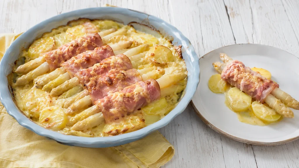 Spargel-Kartoffelgratin mit Schinken, weißem Spargel und Sauce Hollandaise