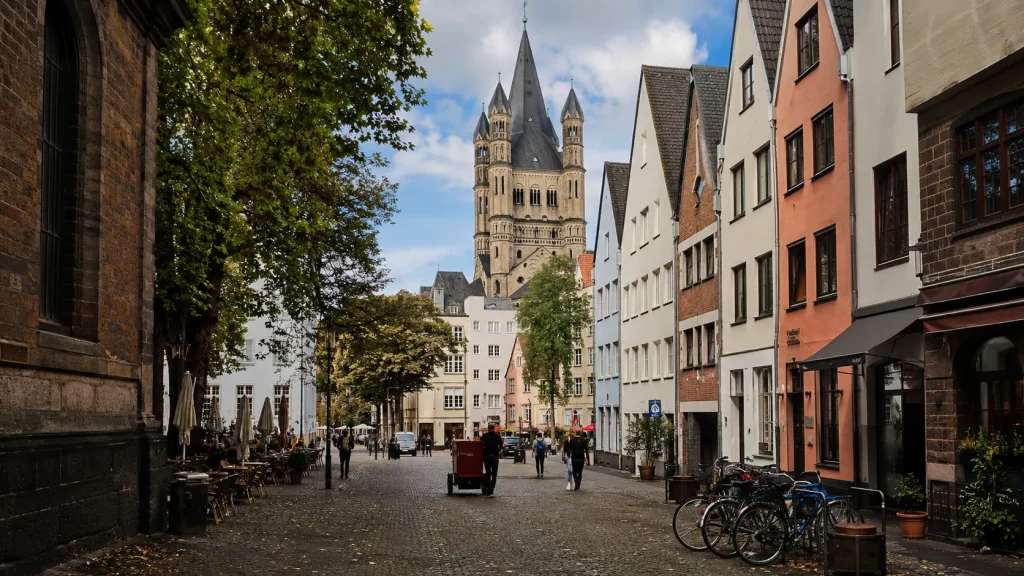 Kölner Altstadt mit Groß St. Martin als Station einer Stadtführung Köln