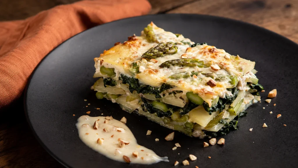Veganes Spargel-Kartoffelgratin mit Spinat, grünem Spargel und Mandelsauce