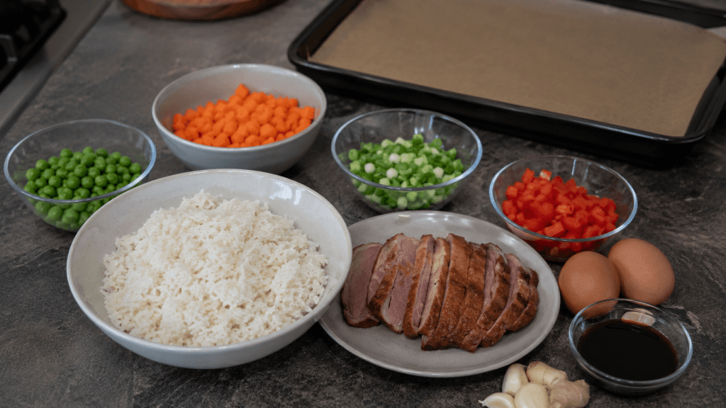 Zutaten für gebackenen Reis mit Ente aus dem Ofen mit Backblech, Gemüse, Ei und Sojasauce
