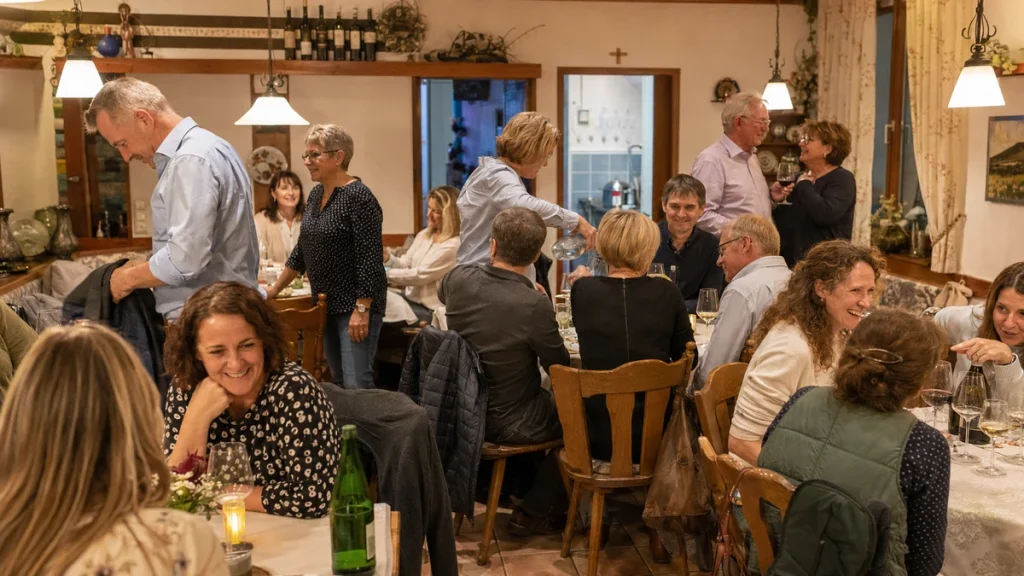 Lebendiges Klassentreffen in einem gemütlichen Gasthaus mit mehreren Tischen
