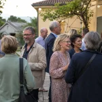 Klassentreffen auf einer Terrasse mit dezenter Deko und vielen Gesprächen