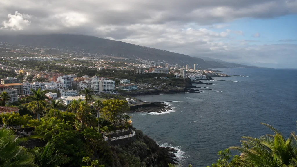 Teneriffa Norden mit Puerto de la Cruz, Atlantikküste und grünen Hängen