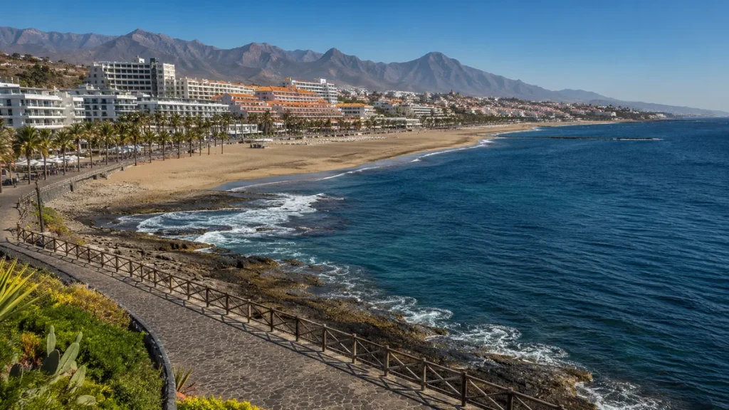 Strand und Promenade in Playa de las Américas auf Teneriffa
