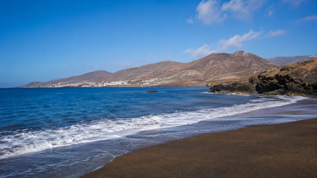 Dunkler Sandstrand an Teneriffas sonniger Südküste