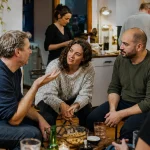 Neue Freunde kennenlernen über Freunde von Freunden bei einem gemeinsamen Abend
