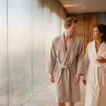 Paar im modernen Spa auf dem Weg zur Sauna
