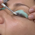 Wimpernlifting Behandlung mit Silikonpad und Bürste an natürlichen Wimpern
